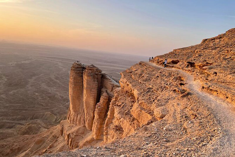 From Riyadh: Edge of the World Private Tour with campsite